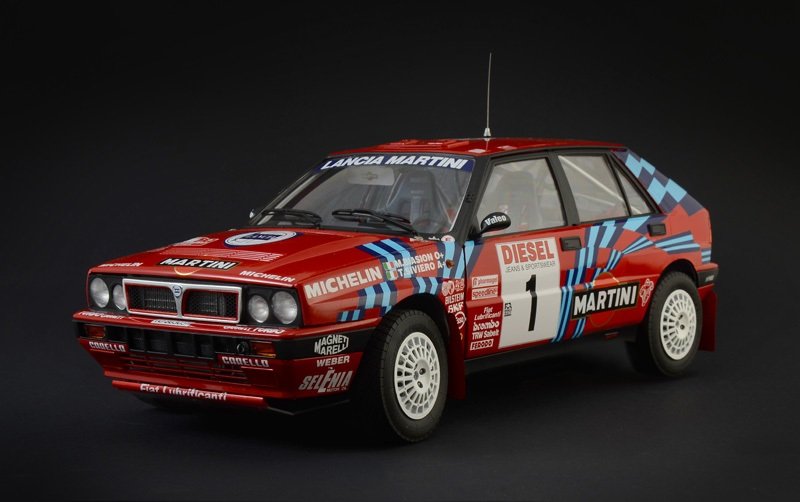 Italeri 4712 1/12 Scale Model Kit Martini Lancia Delta HF