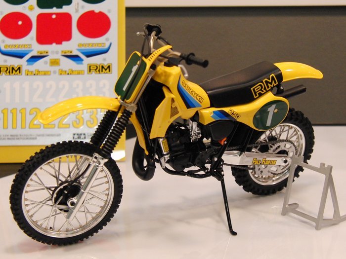 Tamiya 14013 - 1/12 Suzuki RM250 Motocross Motorcycle Model Kit