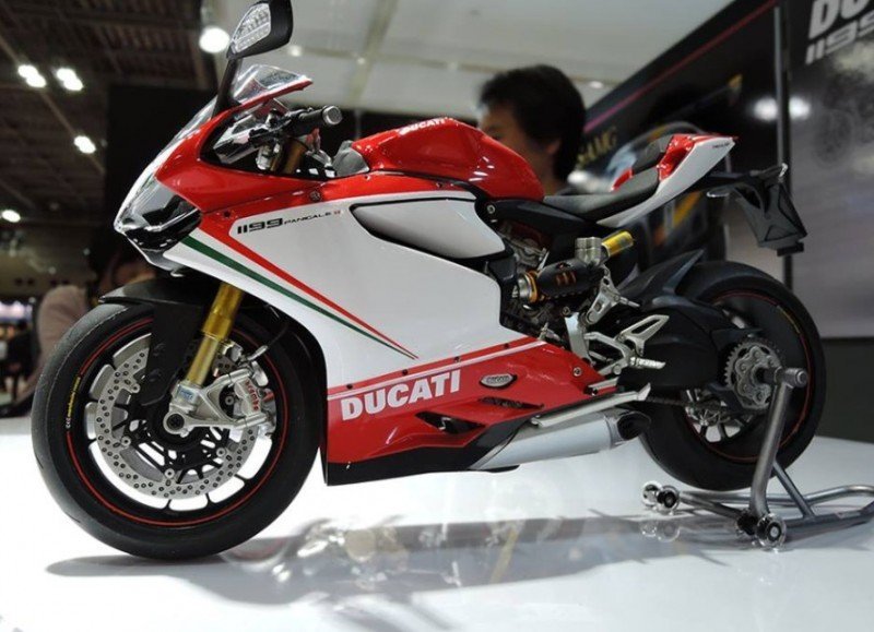 Tamiya 14132 1/12 Scale Model Motorcycle Kit Ducati 1199 Panigale S Tricolore 